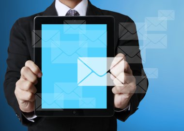 ellerinde dokunmatik tablet 