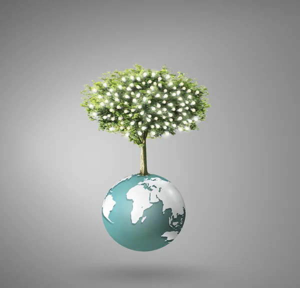 Kleine rustige groene planeet, boom op wereldbol — Stockfoto