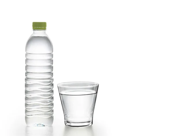 Flasche Wasser mit Glas — Stockfoto