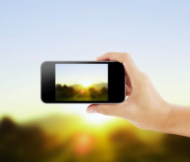 El ele tutuşan akıllı telefon