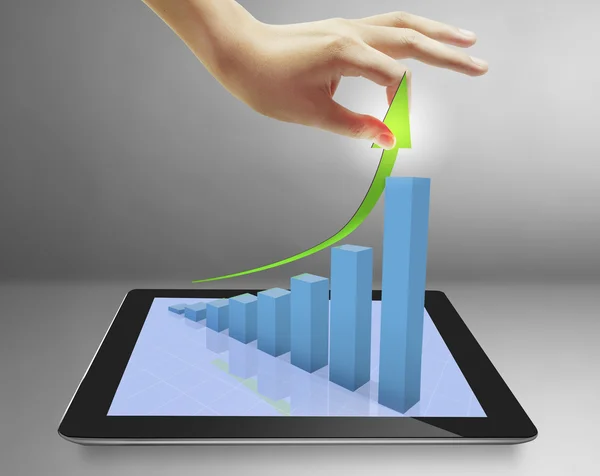 Primer plano del hombre utilizando tableta ordenador — Foto de Stock