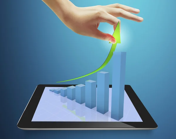 Primer plano del hombre utilizando tableta ordenador — Foto de Stock