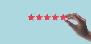 Yükselen beş yıldızın yükselen eline dokunmak. Değerlendirme ve sınıflandırma kavramını arttır