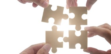 Eldeki yapbozu bağlıyorum. İş çözümleri başarı ve strateji kavramı