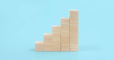 Tahta bloklar, kopyalama alanı olan basamaklar. İş büyüme süreci