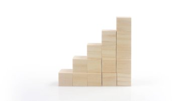 Tahta bloklar, kopyalama alanı olan basamaklar. İş büyüme süreci