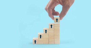 Tahta bloklar, kopyalama alanı olan basamaklar. İş büyüme süreci