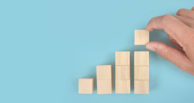 Tahta bloklar, kopyalama alanı olan basamaklar. İş büyüme süreci