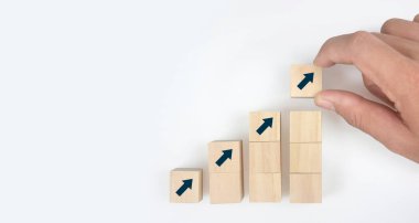 Tahta bloklar, kopyalama alanı olan basamaklar. İş büyüme süreci