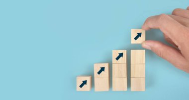 Tahta bloklar, kopyalama alanı olan basamaklar. İş büyüme süreci