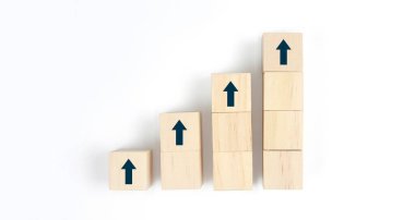 Tahta bloklar, kopyalama alanı olan basamaklar. İş büyüme süreci