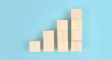 Tahta bloklar, kopyalama alanı olan basamaklar. İş büyüme süreci