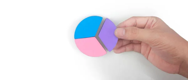 手に複数の色の円グラフの作品を接続するビジネス — ストック写真