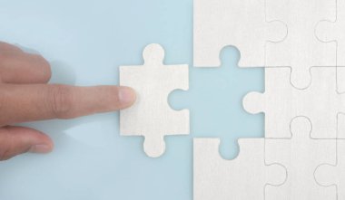 Yapbozu bağlıyorum. İş çözümleri başarı ve strateji kavramı