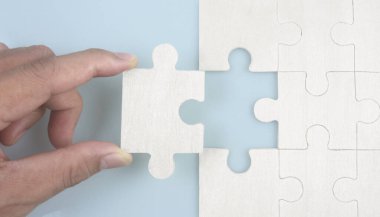 Yapbozu bağlıyorum. İş çözümleri başarı ve strateji kavramı