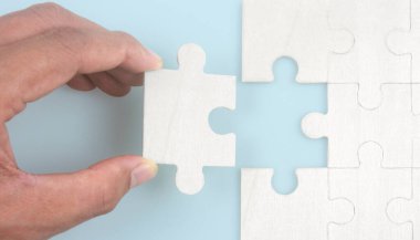 Yapbozu bağlıyorum. İş çözümleri başarı ve strateji kavramı