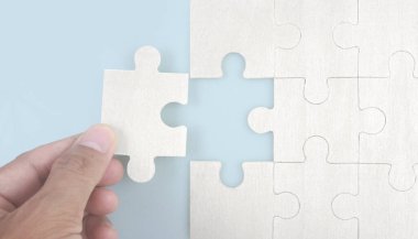 Yapbozu bağlıyorum. İş çözümleri başarı ve strateji kavramı