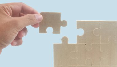 Yapbozu bağlıyorum. İş çözümleri başarı ve strateji kavramı