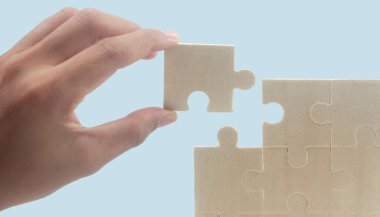 Yapbozu bağlıyorum. İş çözümleri başarı ve strateji kavramı