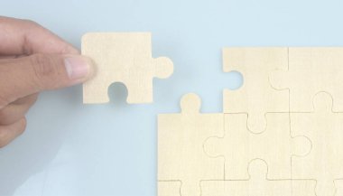 Yapbozu bağlıyorum. İş çözümleri başarı ve strateji kavramı