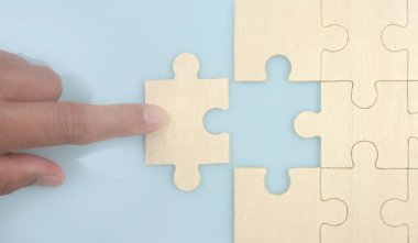 Yapbozu bağlıyorum. İş çözümleri başarı ve strateji kavramı