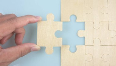 Yapbozu bağlıyorum. İş çözümleri başarı ve strateji kavramı