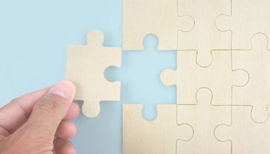 Yapbozu bağlıyorum. İş çözümleri başarı ve strateji kavramı