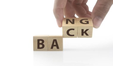 El, sözcüğün arkasında yazan harfin olduğu tahta bir küp koyar ve bam. Elde duran tahta küpler