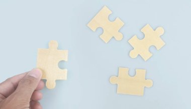 Elindeki yapbozu bağlıyorum. İş çözümleri başarı ve strateji kavramı