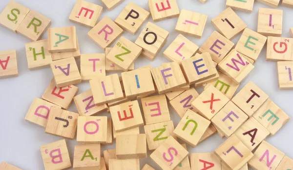 Quadratische Holzkacheln Mit Dem Englischen Alphabet Übersät Mit Platz Für — Stockfoto