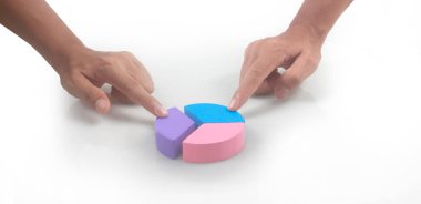 Çok renkli turta ahşabını bir elde birleştirme işi