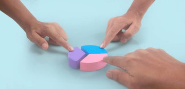 Çok renkli turta ahşabını bir elde birleştirme işi