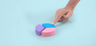 Çok renkli turta ahşabını bir elde birleştirme işi