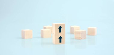 Simgeyle istiflenmiş tahta küp bloğunu yığın