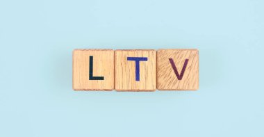 Üzerinde lTV sözcüğünün harfi olan tahta küp. Ayakta duran tahta küpler