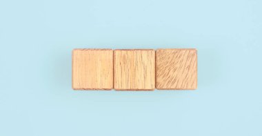 Doğal ağaçtan tahta bloklar yığın. Boş alan.