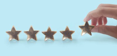 İnsan eliyle yükselen beş yıldızda artış, değerlendirme sınıflandırma konseptini artırma