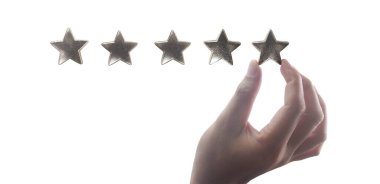 İnsan eliyle yükselen beş yıldızda artış, değerlendirme sınıflandırma konseptini artırma