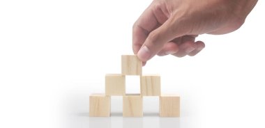 Tahta bloklar, kopyalama alanı olan basamaklar. İş büyüme süreci