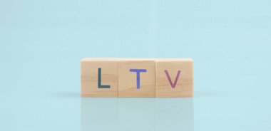 Üzerinde lTV sözcüğünün harfi olan tahta küp. Ayakta duran tahta küpler