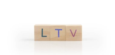 Üzerinde lTV sözcüğünün harfi olan tahta küp. Ayakta duran tahta küpler
