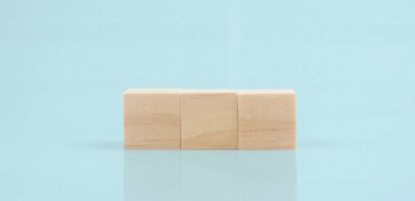 Doğal ağaçtan tahta bloklar yığın. Boş alan.