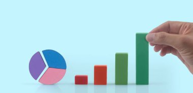 Çok renkli pasta grafiğini bir elde birleştirme işi