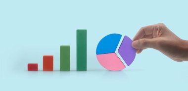 Çok renkli pasta grafiğini bir elde birleştirme işi