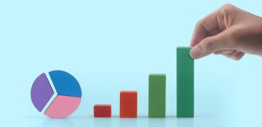 Çok renkli pasta grafiğini bir elde birleştirme işi