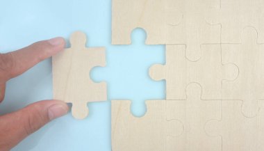 Elindeki yapbozu bağlıyorum. İş çözümleri başarı ve strateji kavramı