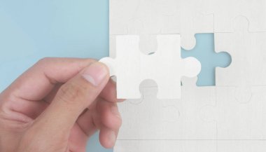 Elindeki yapbozu bağlıyorum. İş çözümleri başarı ve strateji kavramı