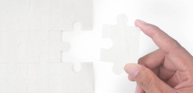 Elindeki yapbozu bağlıyorum. İş çözümleri başarı ve strateji kavramı