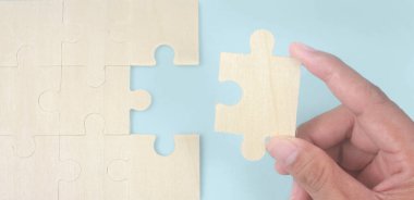 Elindeki yapbozu bağlıyorum. İş çözümleri başarı ve strateji kavramı