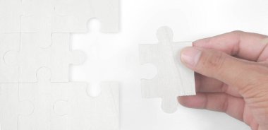 Elindeki yapbozu bağlıyorum. İş çözümleri başarı ve strateji kavramı